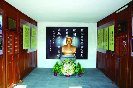 林楓同志生平事跡陳列展廳內的林楓銅像