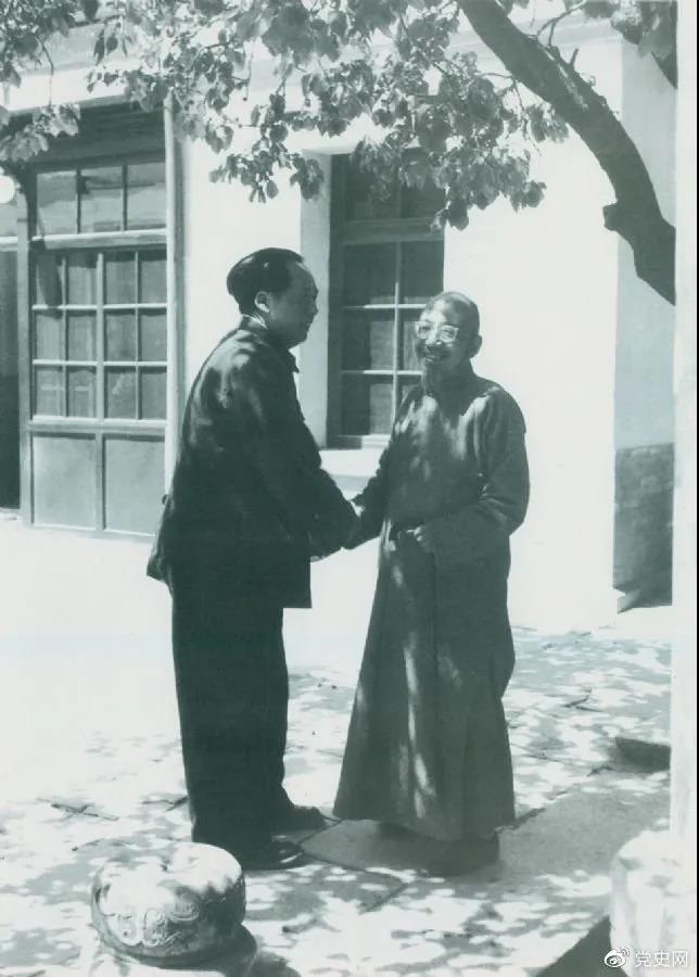 圖為毛澤東同老朋友、民主人士柳亞子在北平重逢。