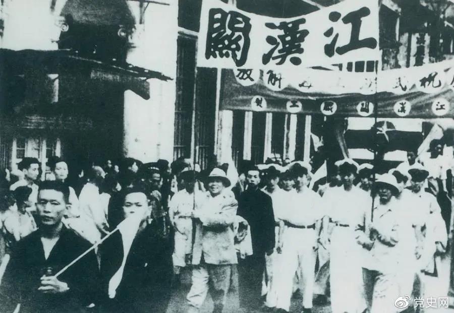 1949年5月17日，第四野戰軍解放武漢。圖為武漢人民歡慶解放。