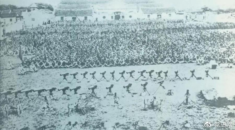 1932年4月20日，由紅一軍團和紅五軍團組成的東路軍攻佔漳州，圖為攻佔漳州后的部隊情形。