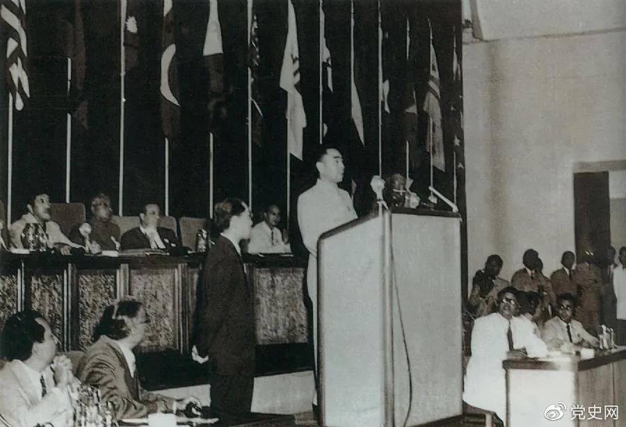 1955年4月18日，亞非會議在萬隆開幕。圖為19日周恩來在會議上發言。