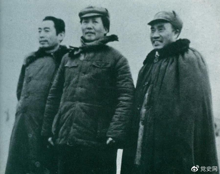 1946年3月4日，毛澤東和朱德、周恩來在延安機場。