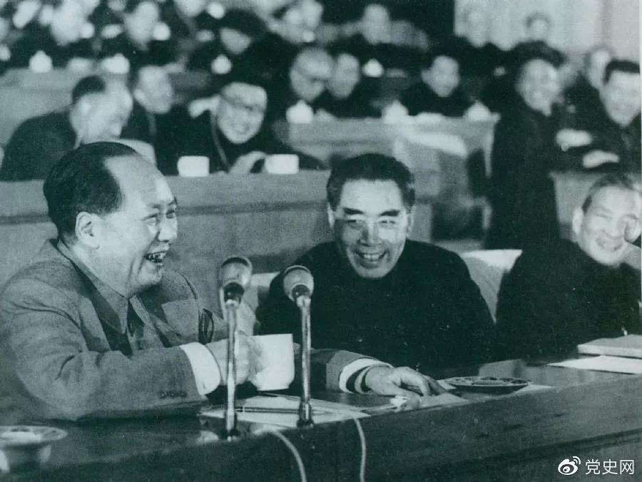 1962年初，毛澤東和周恩來、陳雲在中共中央召開的擴大的中央工作會議（即七千人大會）上。