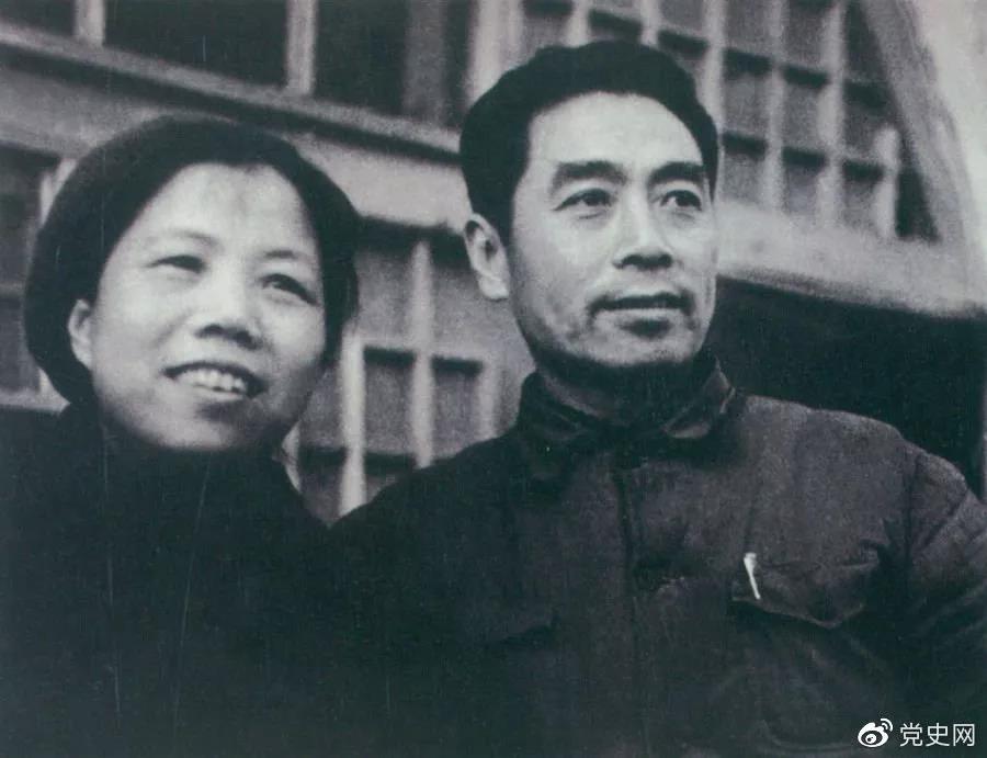 1904年2月4日に鄧穎超同志が誕生した。1944年に周恩来と鄧穎超が延安で撮影した。