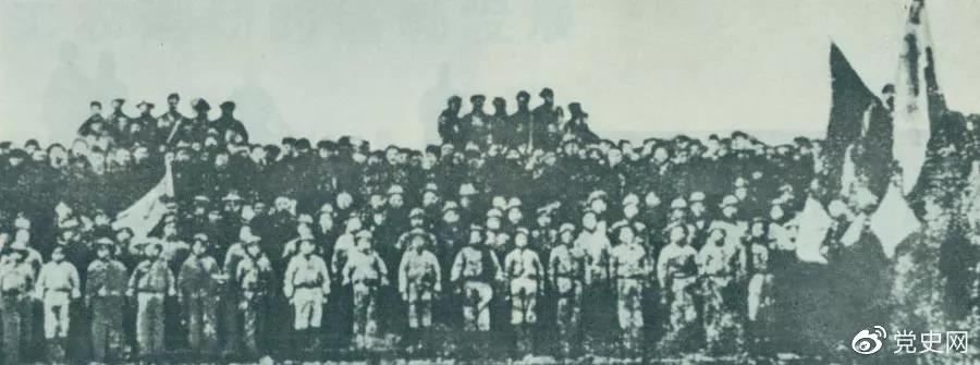 1923年2月4日，京漢鐵路工人舉行總罷工。圖為京漢鐵路總工會成立大會的代表合影。