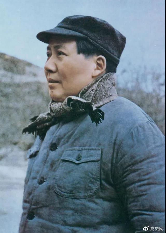 1947年3月18日、中国共産党中央機関は自主的に延安を撤退させた。毛沢東と周恩来、任弼時などは陝北に残り、全国人民解放戦争を指揮した。これは陝北転戦前夜の毛沢東である。