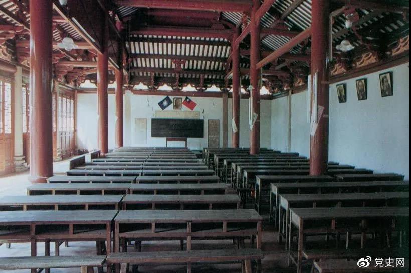 1926年3月、毛沢東は第6回農民運動講習所の所長に就任した。写真は広州農民運動講習所の授業。