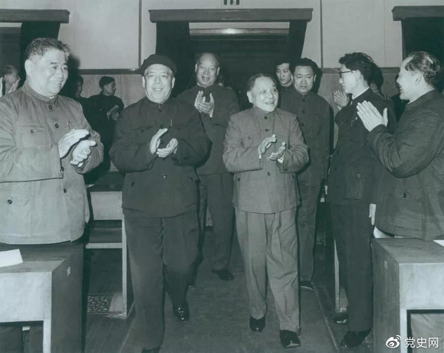 1983年2月13日，鄧小平出席浙江省委、省政府舉行的新春聯歡會，向浙江人民祝賀新年。
