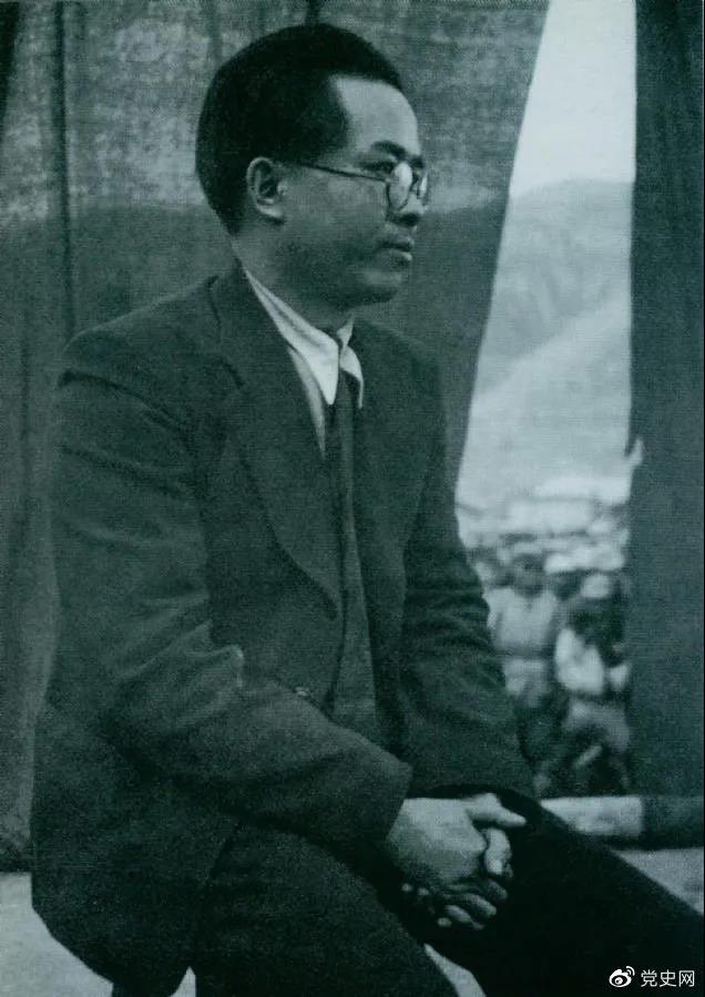 1940年3月26日、任弼時は共産国際駐在中国共産党代表の仕事を終えて延安に戻った。歓迎大会での彼の姿。