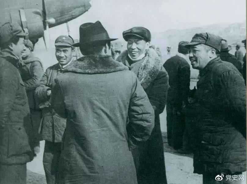 1946年2月19日，毛澤東等在延安機場迎接從重慶回延安匯報工作的周恩來。
