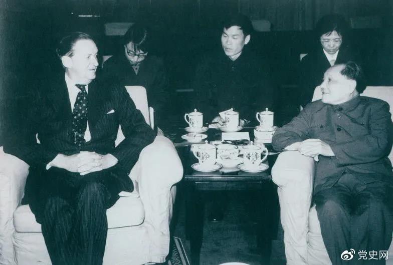1979年3月29日，鄧小平會見香港總督麥理浩。