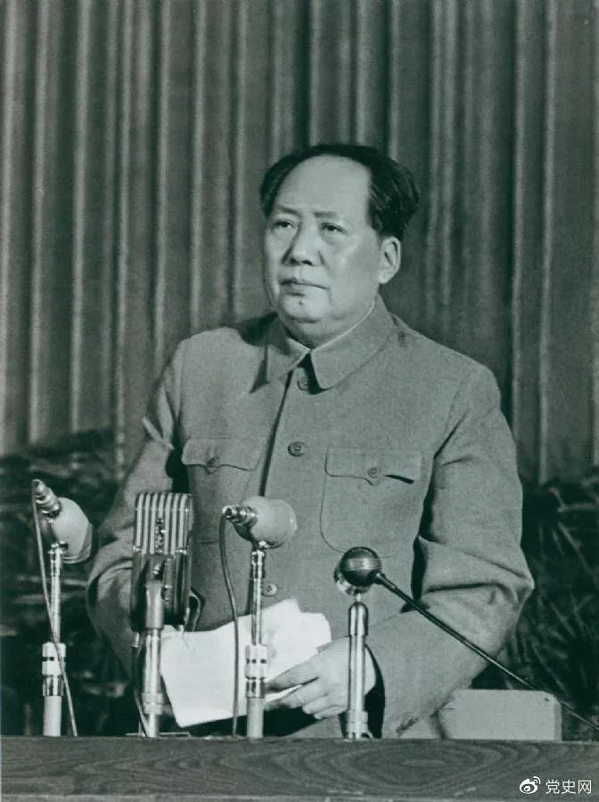 1957年2月27日、毛沢東は最高国務会議第11回（拡大）会議で「人民内部の矛盾をどのように処理するか」（後に「人民内部の矛盾を正しく処理する問題について」に変更）演説を発表した。
