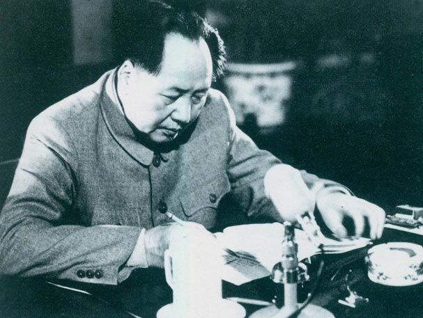 1954年1月9日，在毛澤東主持下，中華人民共和國憲法草案的起草工作正式開始。這是毛澤東在修改憲法草案。