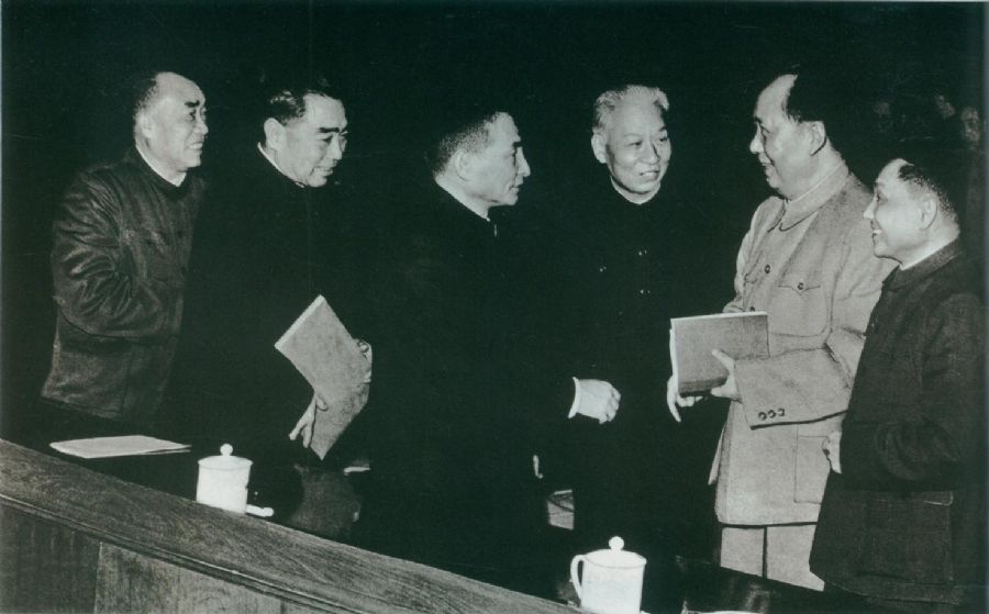 1962年1月11日至2月7日，中共中央在北京舉行擴大的工作會議（即七千人大會）。圖為毛澤東、劉少奇、周恩來、朱德、陳雲、鄧小平在會議期間交談。