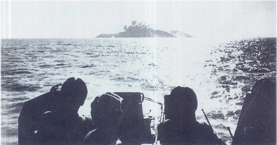 1955年1月18日至19日，中國人民解放軍海陸空三軍協同作戰，一舉解放一江山島。圖為在海軍、空軍的掩護下，登陸艦隊迅速靠近登陸點。