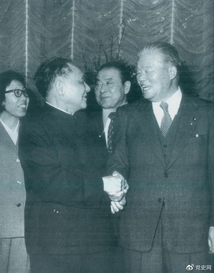 1979年2月7日，鄧小平訪問日本期間，同日本首相大平正芳會談。