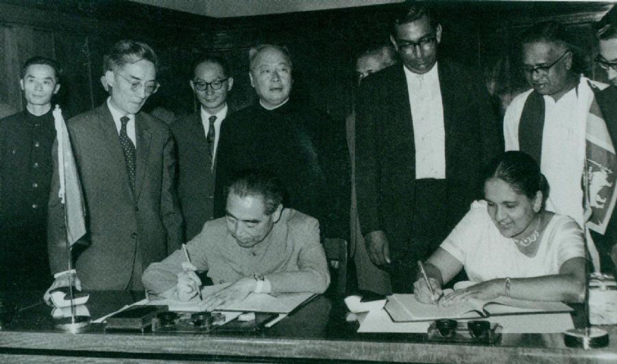 1964年2月26日至29日，周恩來訪問錫蘭（今斯裡蘭卡）時，和總理西麗馬沃·班達拉奈克夫人簽署中錫聯合公報。