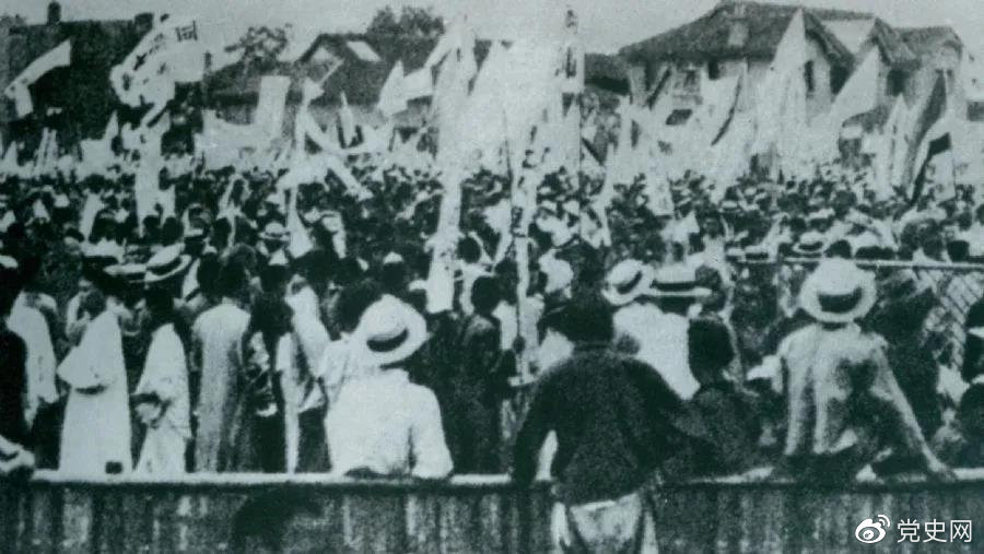 1925年5月30日、上海で反帝愛国の五三十運動が勃発し、全国規模の革命の高まりを巻き起こした。