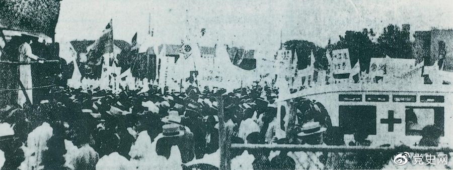 1925年6月7日，中國共產黨通過上海總工會聯合上海學生聯合會、上海各馬路商界聯合會等，成立了上海反帝運動的領導機關——工商學聯合會。11日，在該會的主持下，上海20萬群眾集會，通過了逞凶、賠償、取消領事裁判權等17項對外交涉條件。圖為大會盛況。
