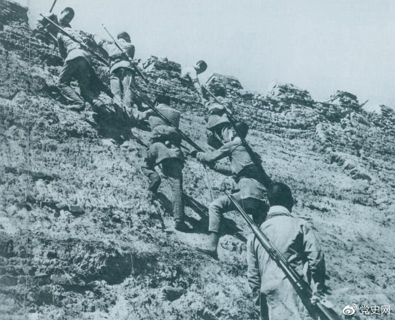 1945年6月25日，八路軍冀中部隊攻克河北獻縣。圖為部隊奮勇攀登城牆。