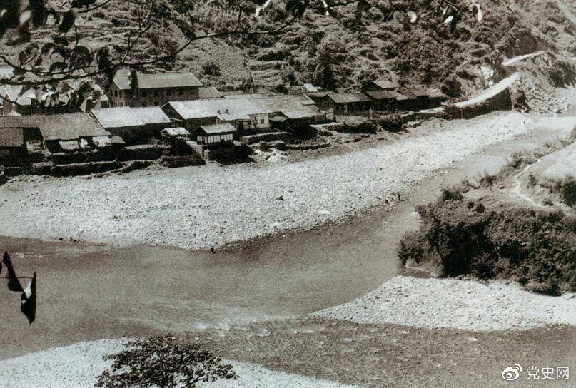 1935年6月26日、中国共産党中央政治局は四川省のトウ功両河口で会議を開催した。会議は紅軍の北上創造川陝甘根拠地を決定した。図は2つの河口。