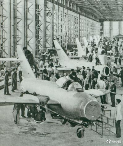 1956年7月19日，國產第一架噴氣式戰斗機在沈陽首次試飛成功，標志著中國具備了獨立研制空軍武器裝備的能力。圖為國產第一批噴氣式飛機即將出廠。