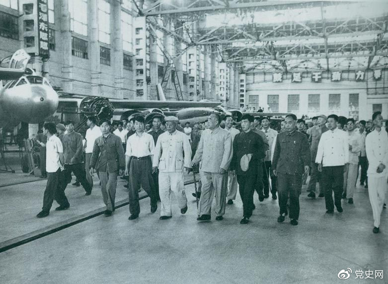 1964年7月31日，朱德視察哈爾濱飛機制造廠。