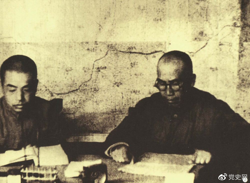 1945年8月，彭德懷任中央軍委副主席兼總參謀長，協助毛澤東、朱德指揮對日軍的大反攻。圖為朱德和彭德懷在延安。