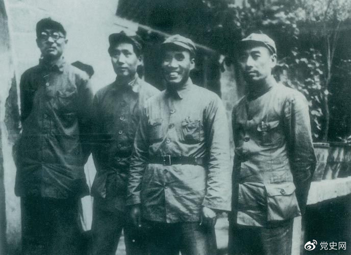 1937年8月22日至25日，中共中央在陝北洛川馮家村舉行政治局擴大會議（即洛川會議）。圖為毛澤東和朱德、周恩來、林伯渠的合影。