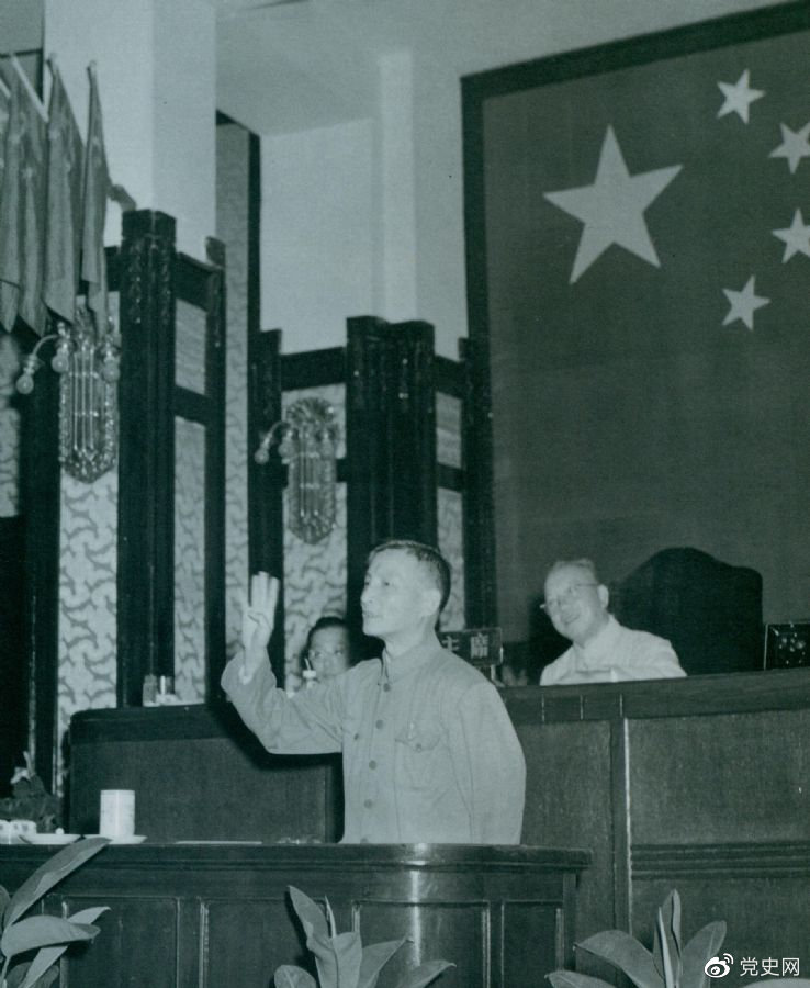 1951年9月3日，陳雲在中央人民政府委員會第十二次會議上作關於財政、農業生產和市場等問題的報告。