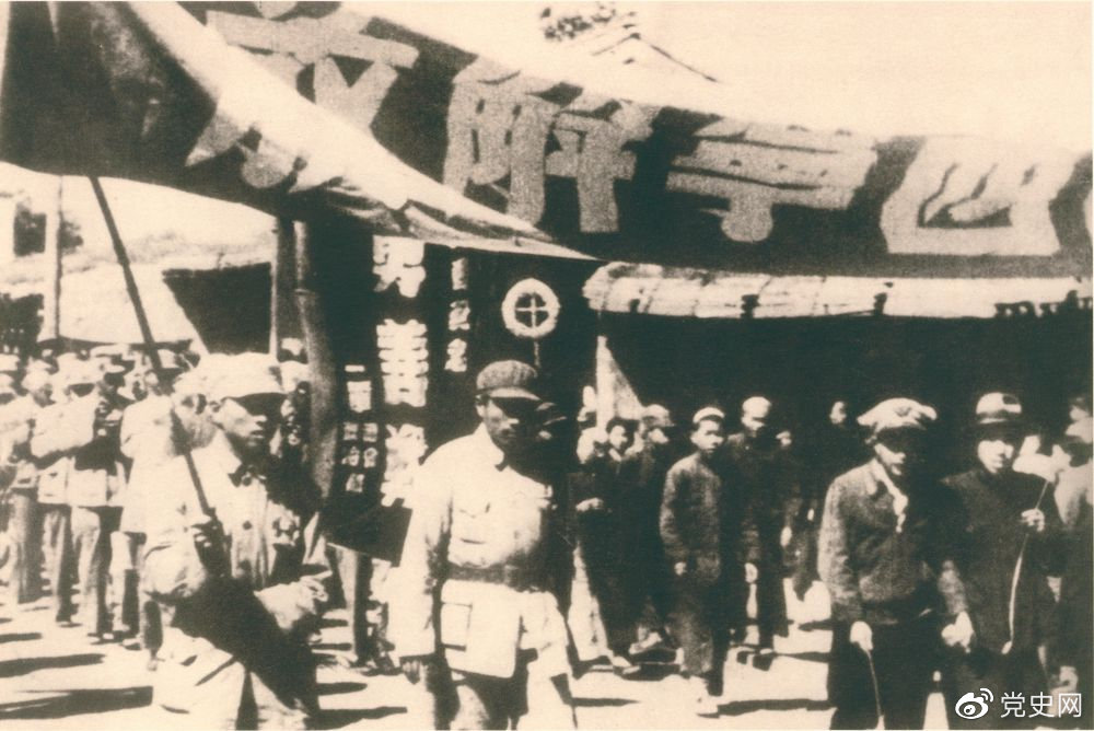 1949年9月、青海西寧が解放された。図は人民解放軍が列をなして西寧城区に入った。