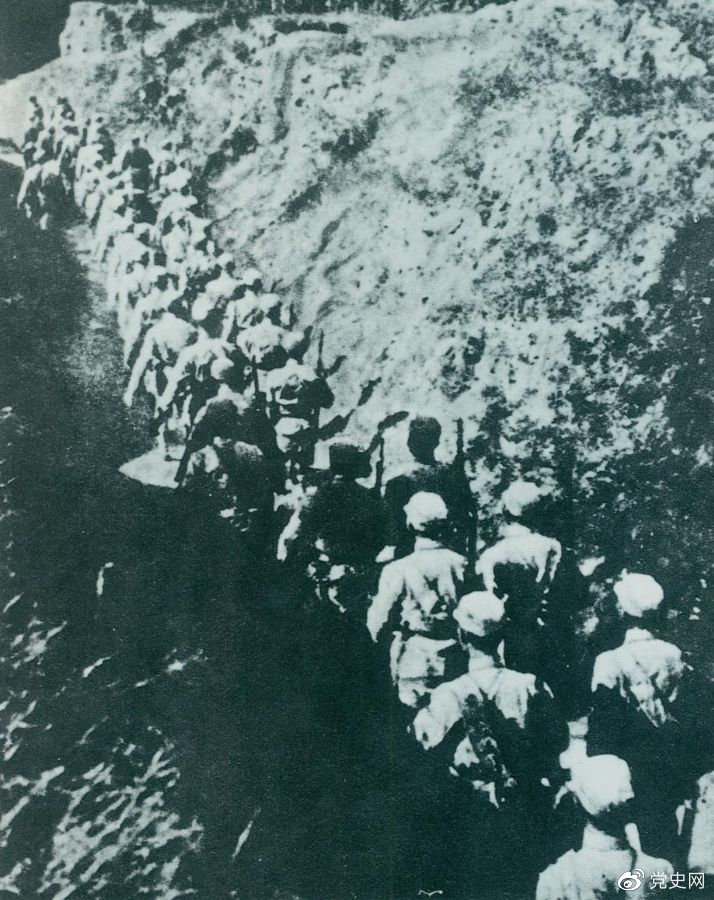 1937年9月25日，八路軍第一一五師主力在晉東北取得平型關大捷，殲滅日軍1000余人，打破了日軍“不可戰勝”的神話。圖為向平型關挺進的第一一五師。
