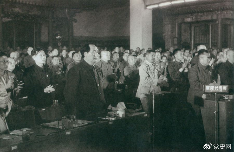 1949年9月30日，毛澤東當選中華人民共和國中央人民政府主席，全場起立，鼓掌祝賀。