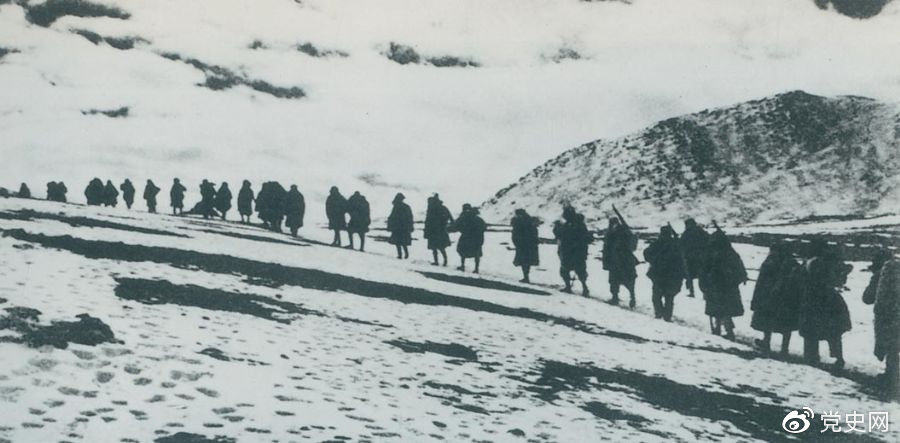 1950年3月，人民解放軍開始向西藏進軍，10月6日至24日進行了昌都戰役，攻佔昌都，打開了進軍西藏的大門，為和平解放西藏奠定了基礎。圖為迂回昌都南路的人民解放軍行進在海拔5000米的怒山山脈雪嶺上。