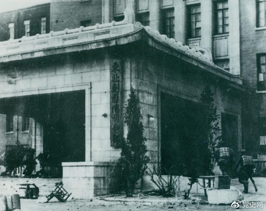 1948年11月2日，沈陽解放。圖為人民解放軍攻佔“東北剿匪總司令部”大樓。