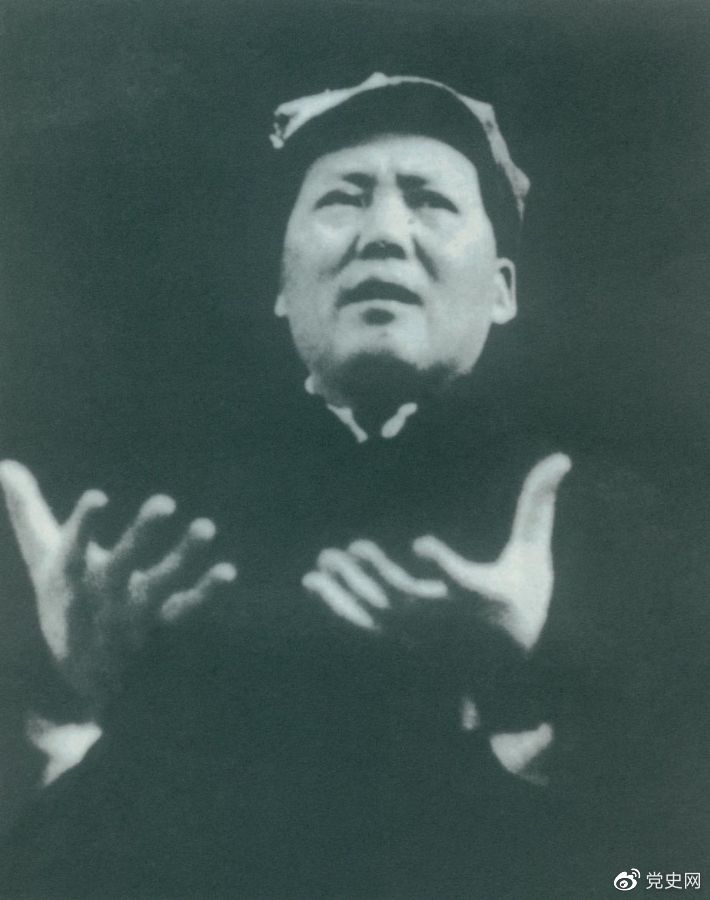 1943年11月，毛澤東在中共中央招待陝甘寧邊區勞動英雄代表大會上作《組織起來》的講話。