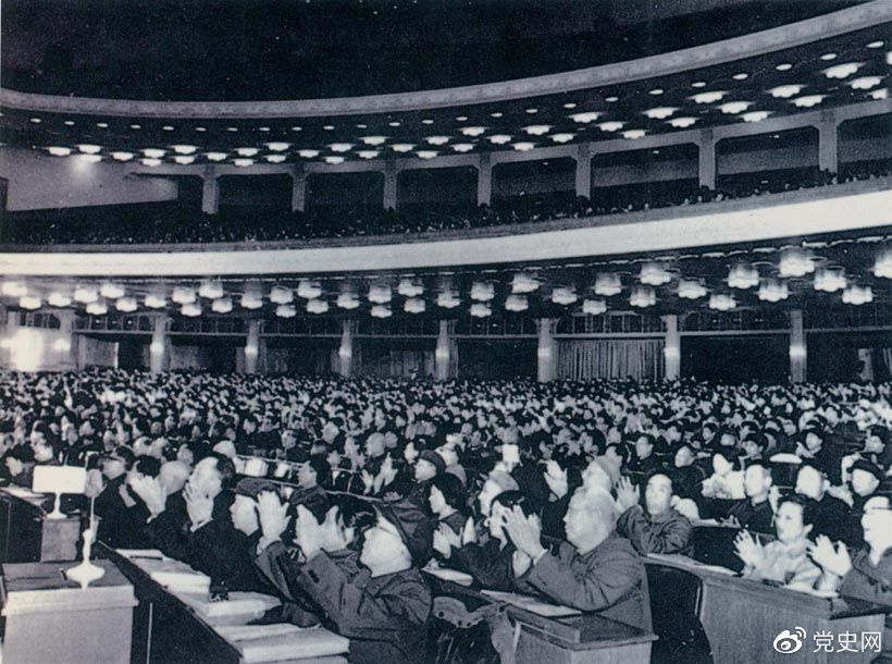 1982年12月4日，五屆全國人大五次會議通過並公布施行經全面修改后的《中華人民共和國憲法》（即現行憲法）。圖為大會會場。