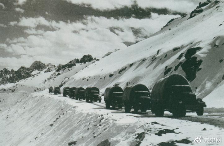 1954年12月、「世界の屋根」を貫通する康蔵、青蔵の2つの道路が全線開通した。写真は康蔵道路を走る車列。