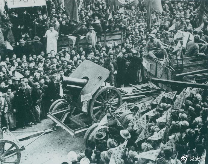 1949年12月、成都が解放された。図は人民大衆が道を挟んで解放軍を歓迎する。