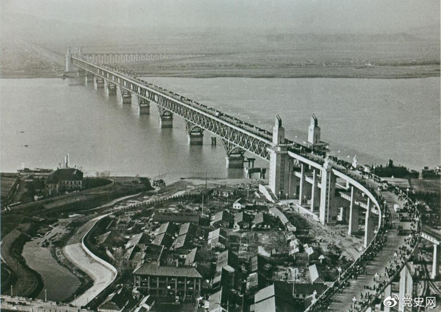 1968年12月29日， 南京長江大橋全面建成通車。這是當時中國自行設計建造的最大的鐵路、公路兩用橋。