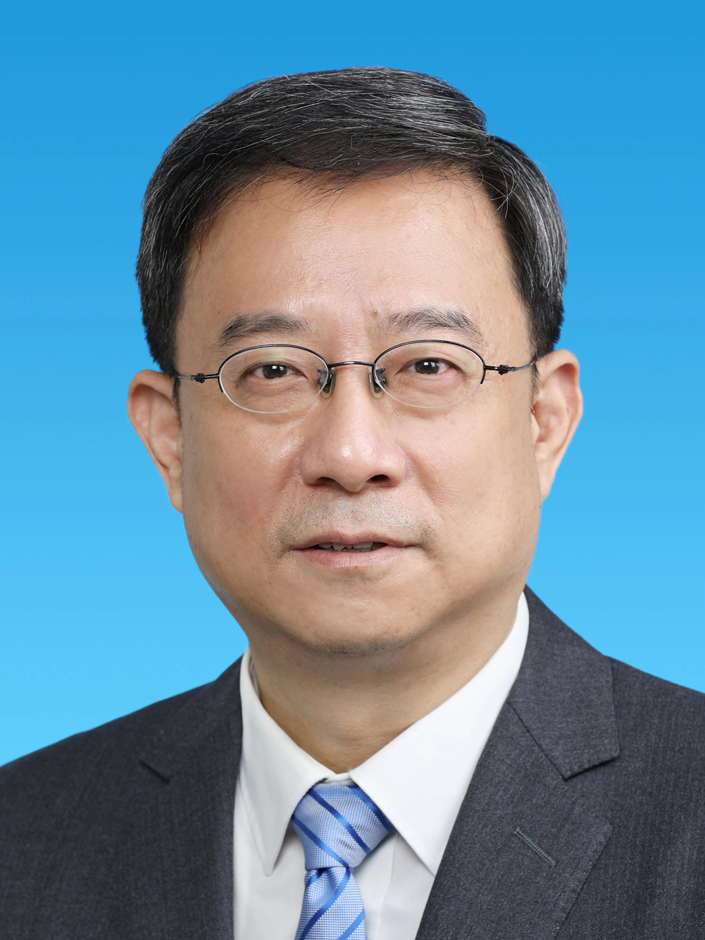 黄一兵 (中央党史和文献研究院副院长)
黄一兵,中央党史和文献研究院副院长,研究员。党的十九大代表、二十大代表。全国宣传文化系统“四个一批”人才,国家“万人计划”第一批哲学社会科学领军人才,享受国务院政府特殊津贴专家,中国中共党史学会副会长,北京市社科联副主席,中国历史研究院学术委员会委员,教育部高等学校思想政治理论课教学指导委员会副主任委员。
专业研究方向是党的历史和党的思想理论,近年来主要从事习近平总书记著作编辑和习近平新时代中国特色社会主义思想研究宣传工作,先后参与编写《习近平新时代中国特色社会主义思想三十讲》《习近平新时代中国特色社会主义思想学习纲要》《习近平新时代中国特色社会主义思想学习问答》等基本理论著作;参与编写《中国共产党历史》第一卷、第二卷,《中国共产党的九十年》《中国共产党简史》《中国共产党的一百年》等党史基本著作。
