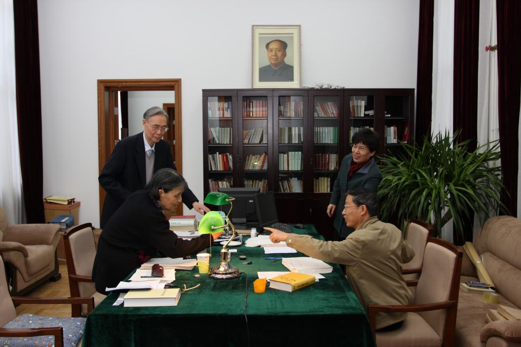 圖二：《建國以來毛澤東文稿》編纂者在討論書稿。從左至右：逄先知、馮蕙、熊華源、張素華