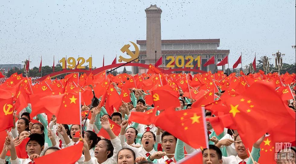 △慶祝中國共產黨成立100周年大會上，全場高唱《歌唱祖國》。（總台記者廖江衡拍攝）