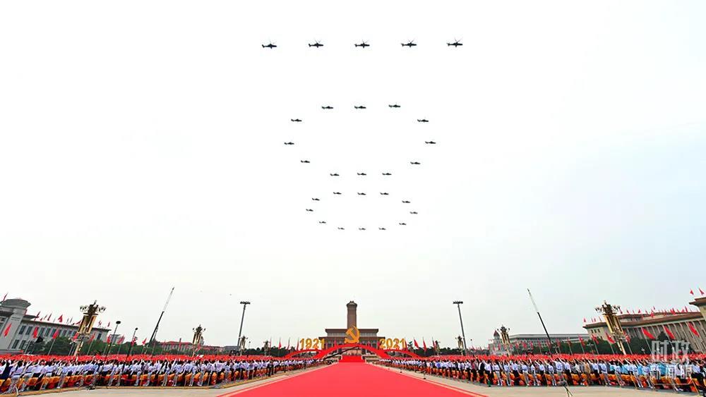 △2021年7月1日，慶祝中國共產黨成立100周年大會上，直升機組成“100”字樣掠過長空。（總台記者孫楠拍攝）