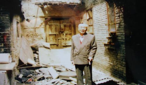 西情處舊址，圖片中站立者為原西情處工作人員王釋奇