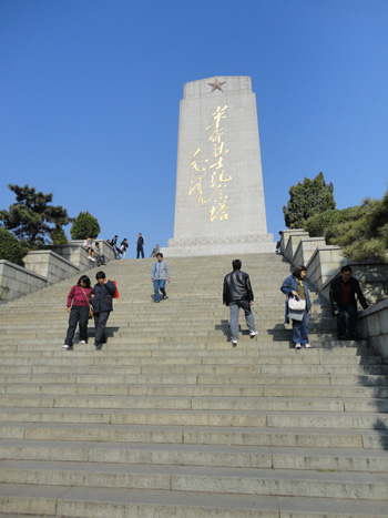 濟南革命烈士陵園（毛主席題名的革命烈士紀念塔南面）