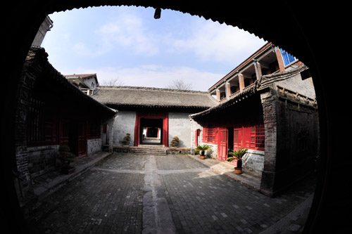 兩當兵變舊址為三進院明清建筑，總佔地面積1439.65平方米，該院為習仲勛等老一輩子無產階級革命家發動兵變時部隊部扎的地方