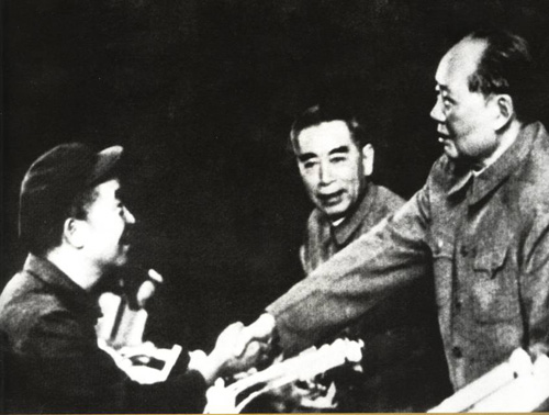1939年4月，黨的九大期間毛澤東、周恩來親切接見王進喜