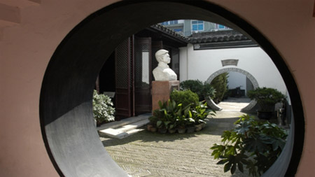 張太雷半身塑像