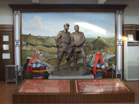 西路軍紀念園展廳陳雲、李先念會師星星峽銅像